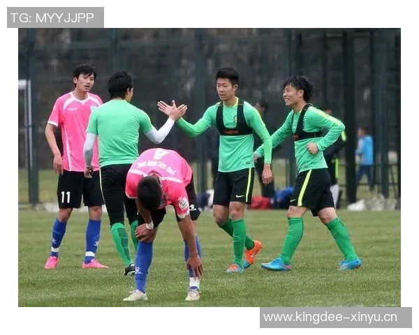 从草地到绿茵场足球明星们的奋斗与梦想之旅