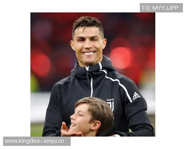 粉丝与足球明星亲密互动揭秘如何拉近彼此距离与情感连接