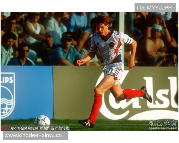 退役男足球明星的转型之路与人生新篇章探索 退役男足球明星的转型之路与人生新篇章探索