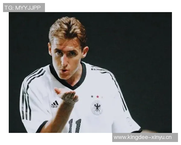 77号足球明星的传奇之路与背后故事揭秘 77号足球明星的传奇之路与背后故事揭秘