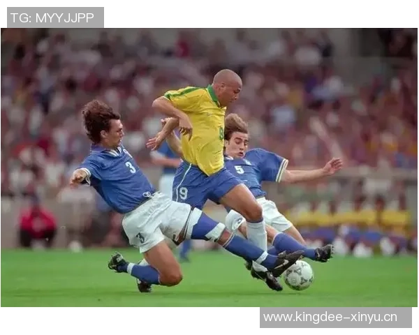 14年间足球界的传奇巨星们如何改变了比赛的格局与历史 14年间足球界的传奇巨星们如何改变了比赛的格局与历史